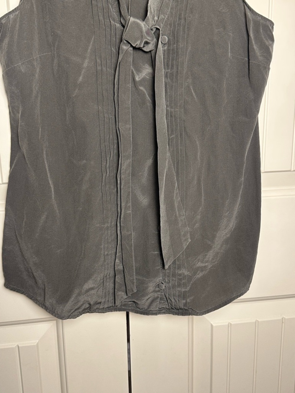 Ann Taylor Black Label Olive Green 100% Silk Sleeveless Blouse Top Tie Neck 8 - Picture 3 of 9
